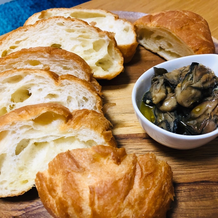 オリーブオイル漬け牡蠣のせ塩バターフランスパン